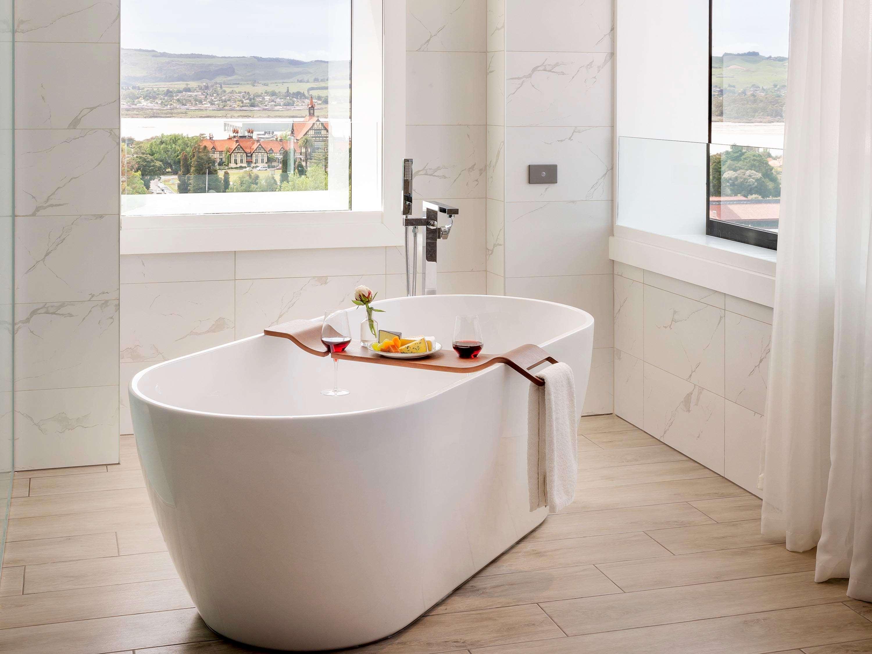 พูลแมน โรโตรัว Hotel ภายนอก รูปภาพ A freestanding bathtub