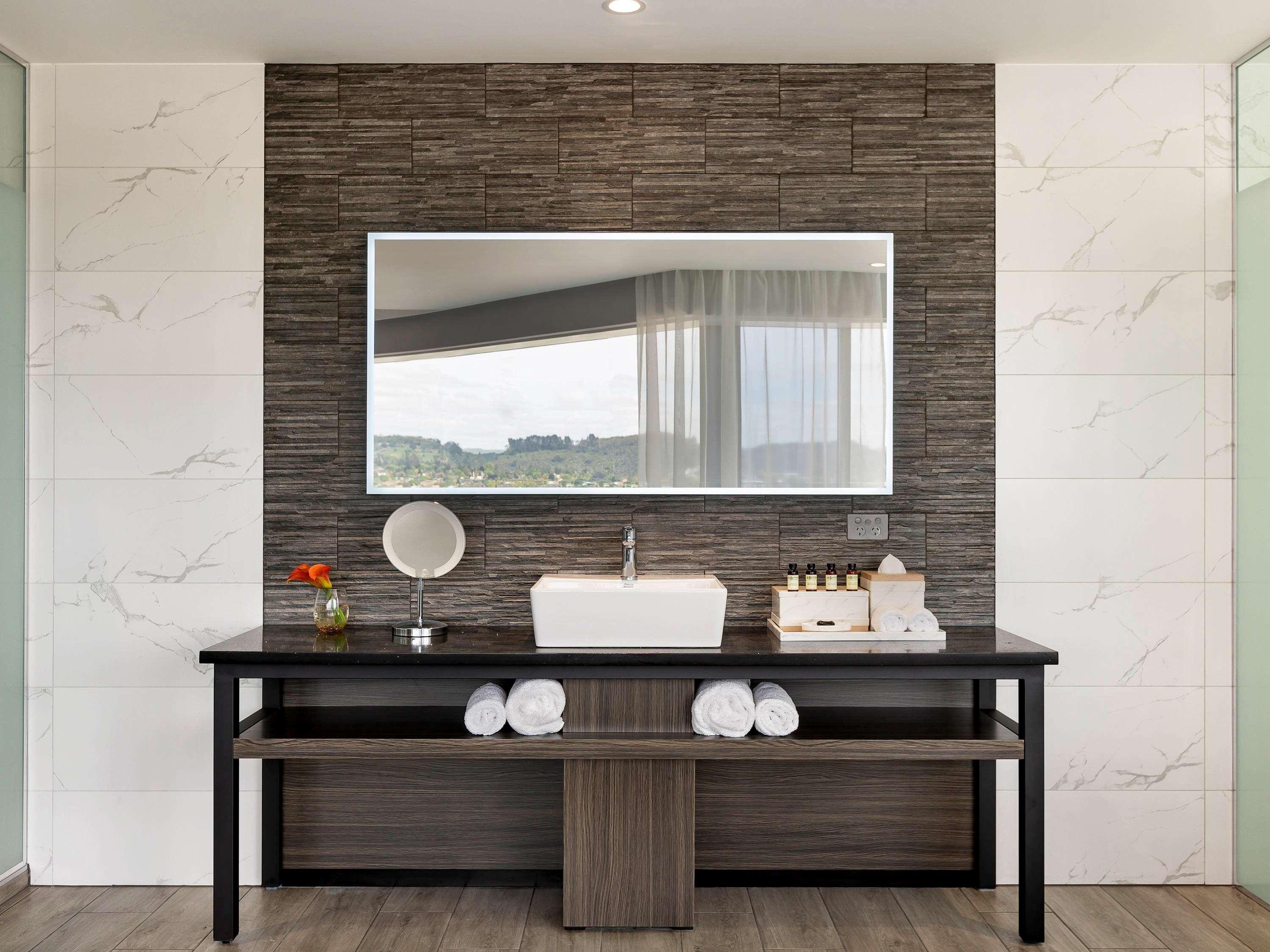 พูลแมน โรโตรัว Hotel ภายนอก รูปภาพ Bathroom with porcelain tiles