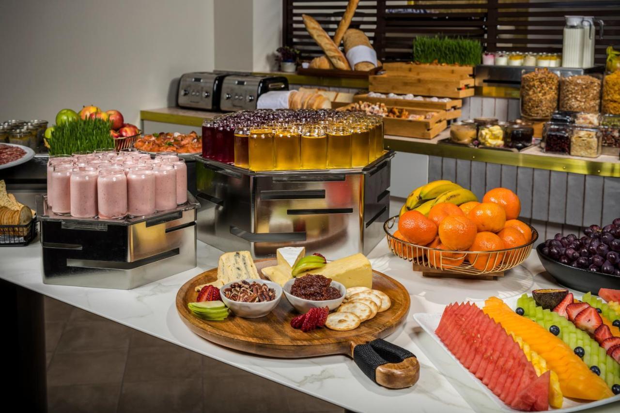 พูลแมน โรโตรัว Hotel ภายนอก รูปภาพ A buffet at a hotel