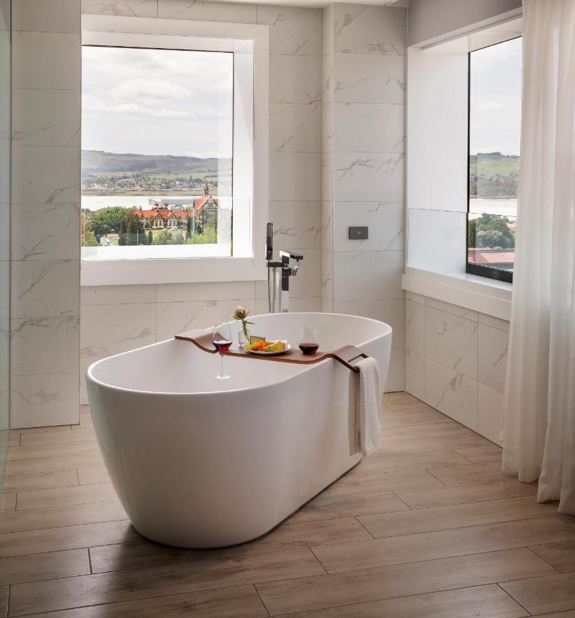 พูลแมน โรโตรัว Hotel ภายนอก รูปภาพ A freestanding bathtub